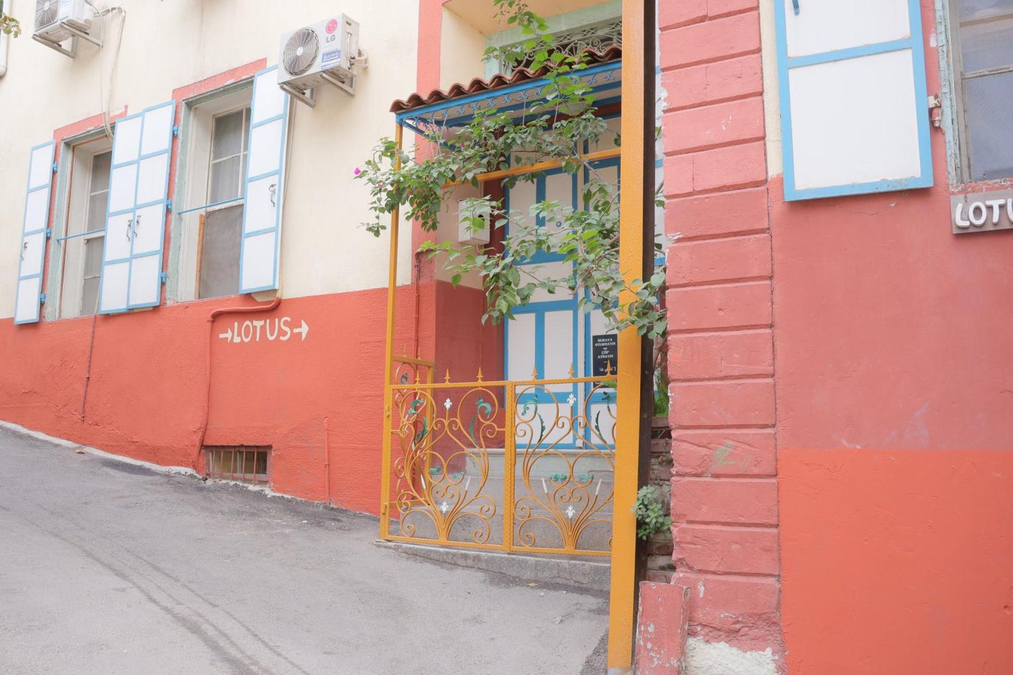 Lotus Garden Hostel İzmir Ngoại thất bức ảnh