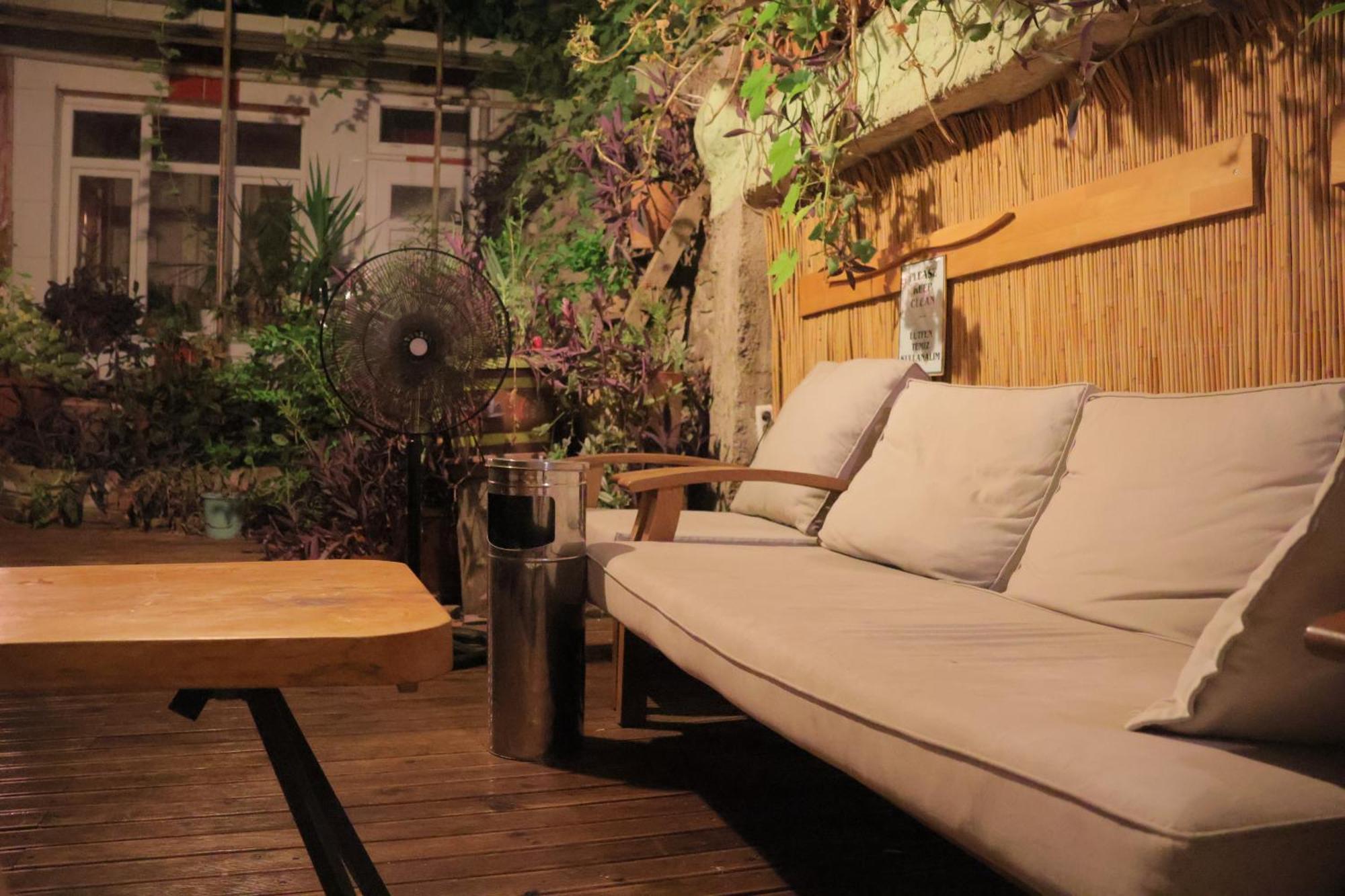 Lotus Garden Hostel İzmir Ngoại thất bức ảnh