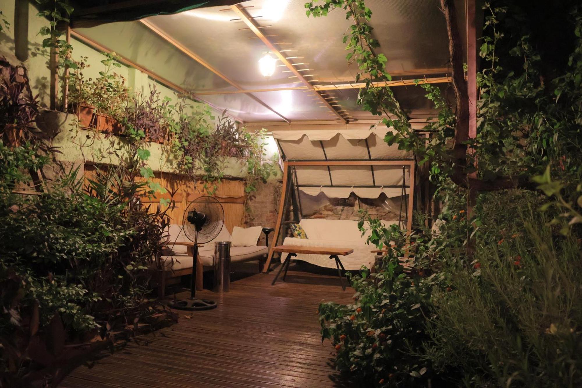 Lotus Garden Hostel İzmir Ngoại thất bức ảnh